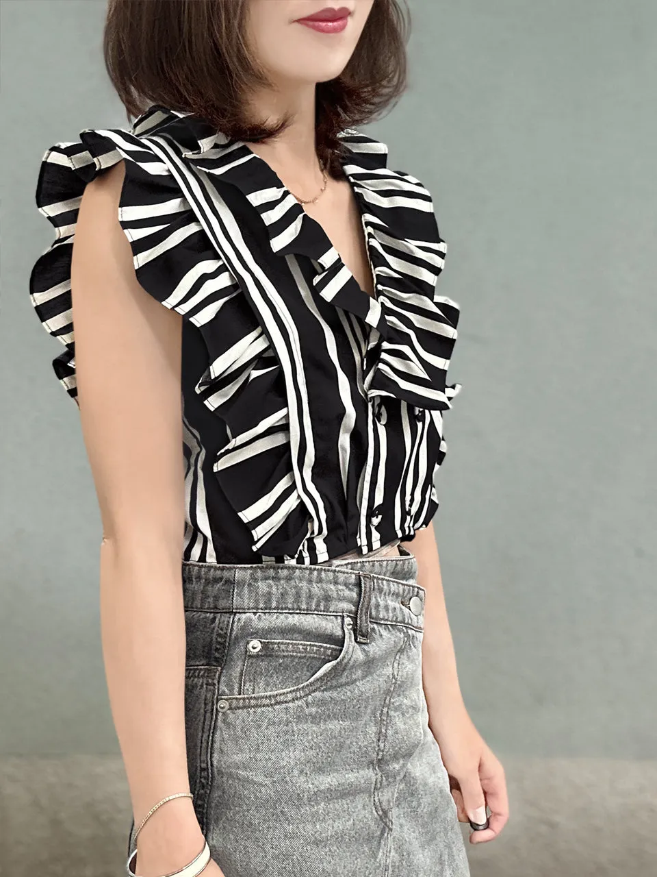 Mono Stripes Double Breasted Ruffles V-neck Crop Top