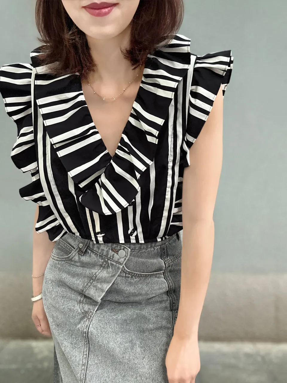 Mono Stripes Double Breasted Ruffles V-neck Crop Top